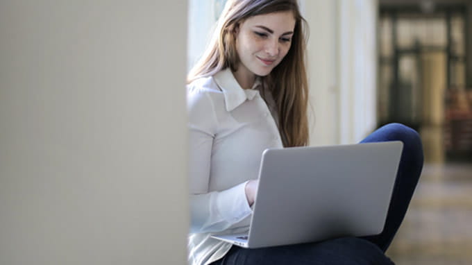 Estudiante universitaria realizando formacin online